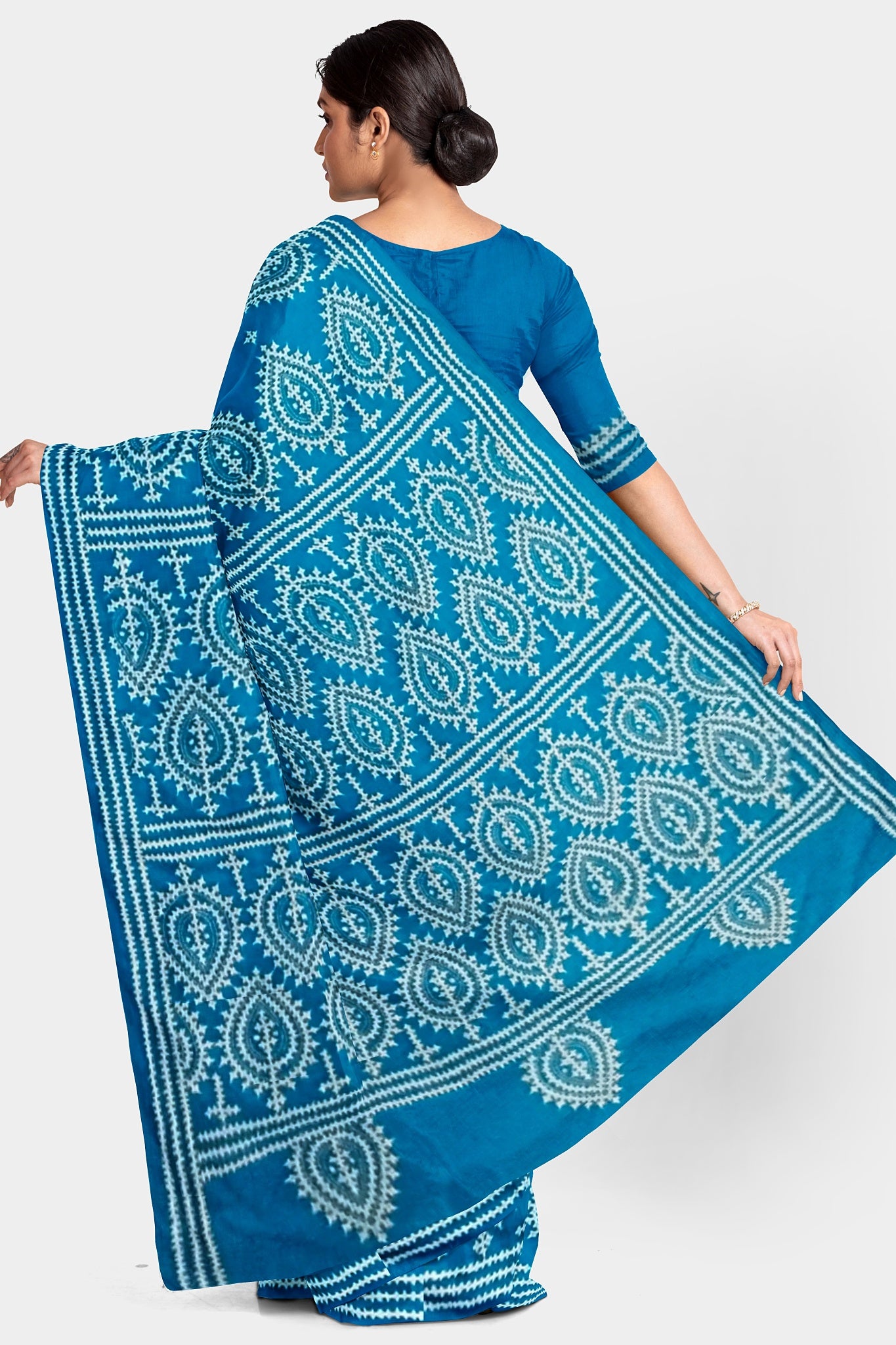 Gujrati Stitch: Stylish Blended Silk Saree showcasing Traditional Artistry in Modern Indian Fashion with BP