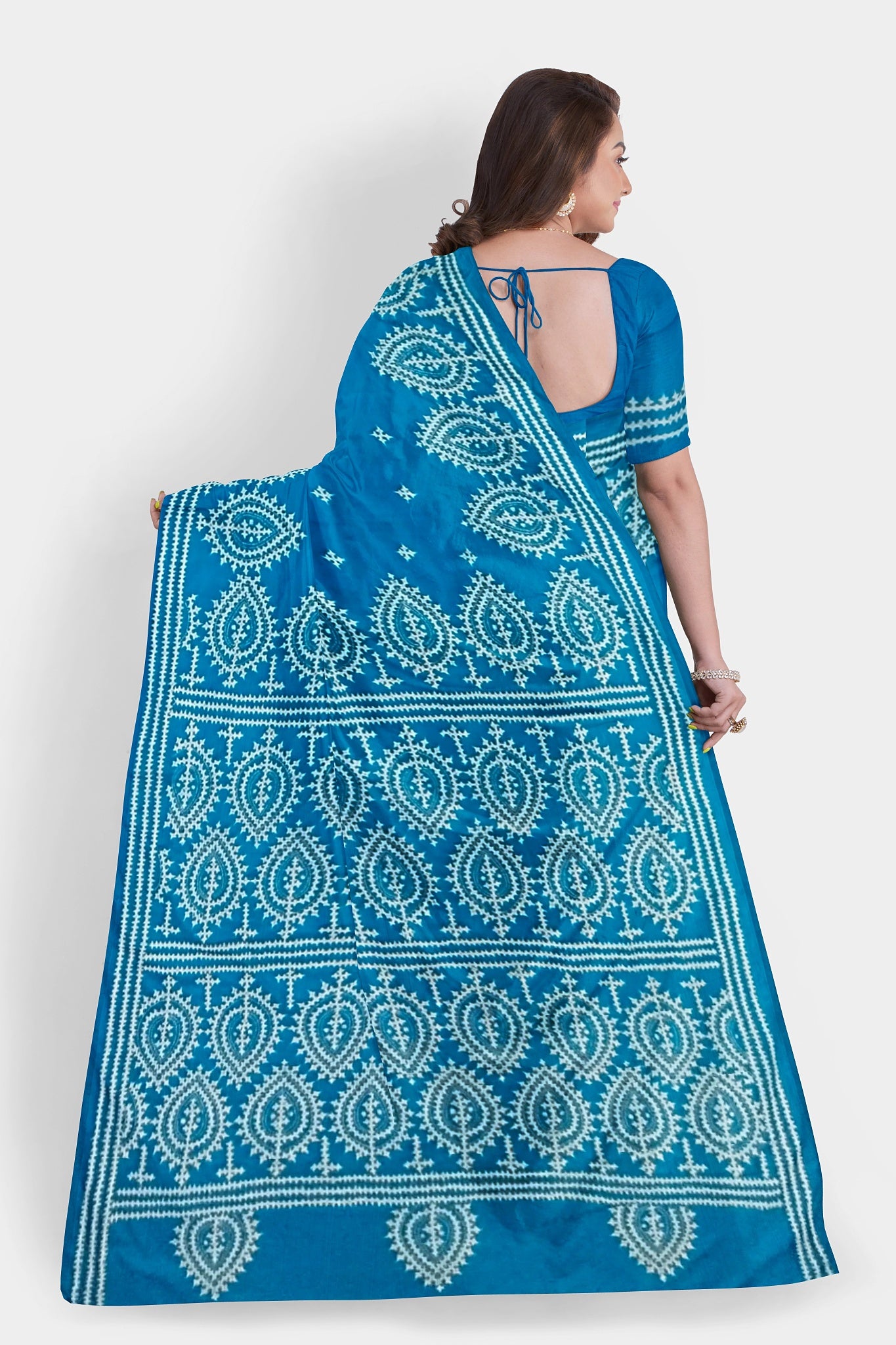 Gujrati Stitch: Stylish Blended Silk Saree showcasing Traditional Artistry in Modern Indian Fashion with BP
