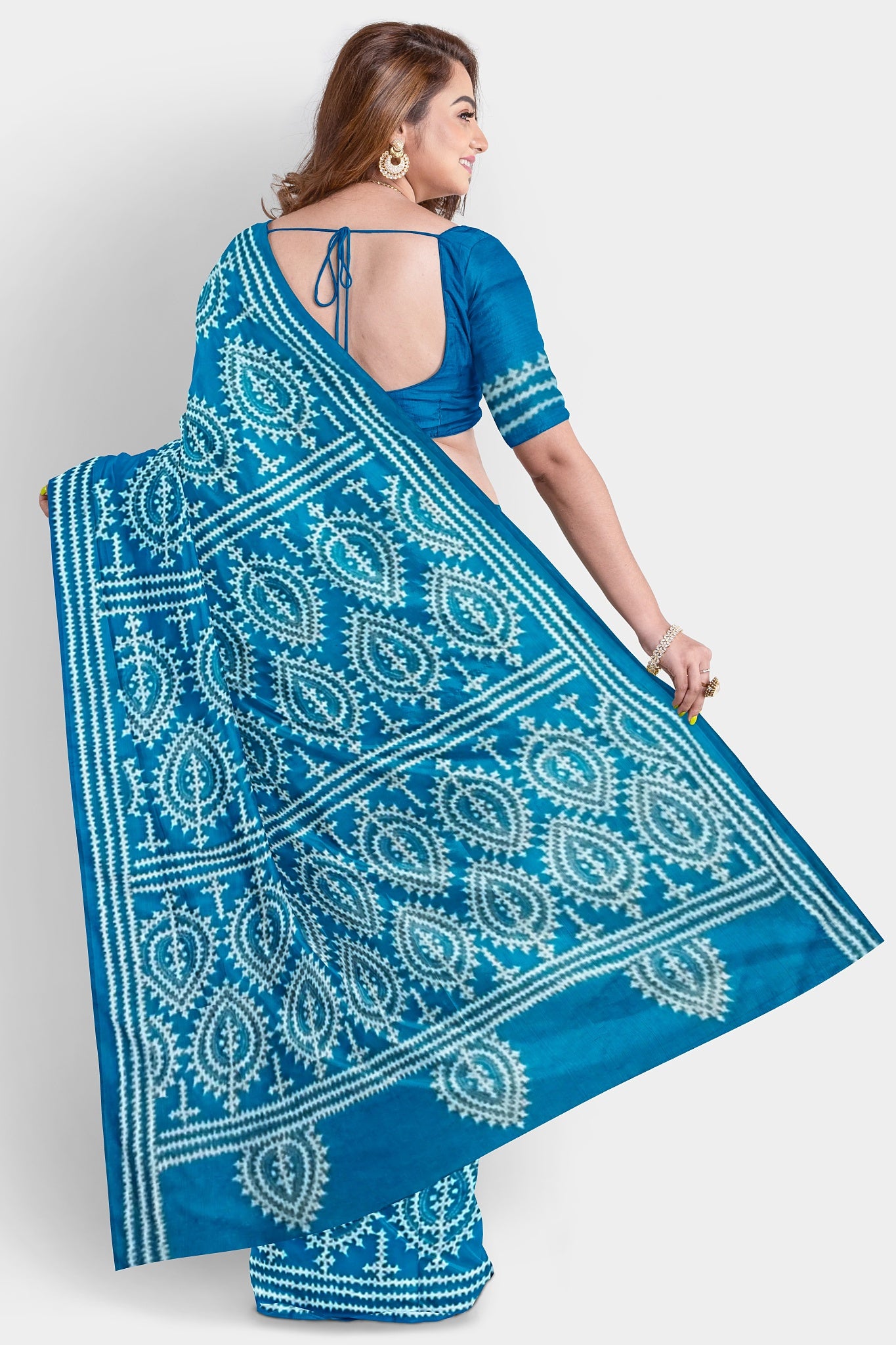Gujrati Stitch: Stylish Blended Silk Saree showcasing Traditional Artistry in Modern Indian Fashion with BP